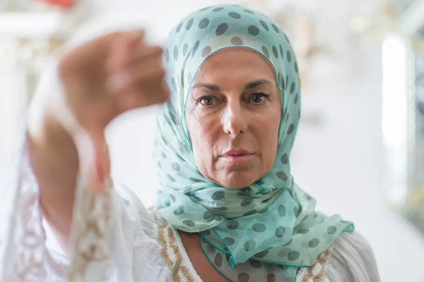Średnim Wieku Brunetka Kobieta Arabian Noszenie Hidżabu Kolorowy Gniewną Twarz — Zdjęcie stockowe