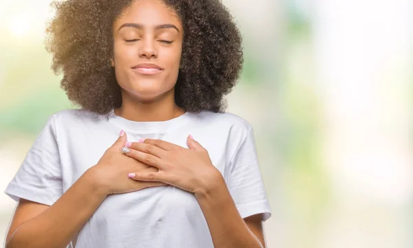 Mujer Afroamericana Joven Sobre Fondo Aislado Sonriendo Con Las Manos — Foto de Stock