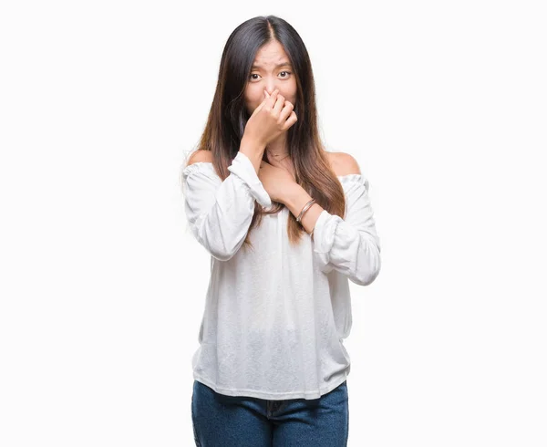 在与世隔绝的背景下 年轻的亚洲妇女闻到了臭味和恶心 无法忍受的气味 鼻子上握着手指的气息 坏气味概念 — 图库照片