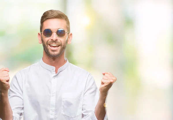 Jeune Bel Homme Portant Des Lunettes Sur Fond Isolé Célébrant — Photo