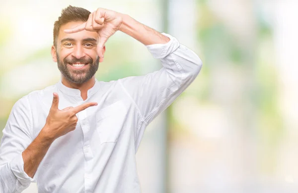 Volwassen Spaanse Man Geïsoleerde Achtergrond Glimlachend Maken Frame Met Handen — Stockfoto