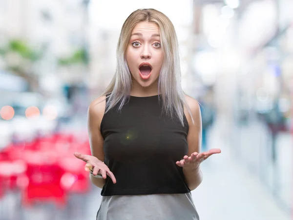 Jonge Blonde Vrouw Geïsoleerde Achtergrond Bang Geschokt Met Verrassing Expressie — Stockfoto