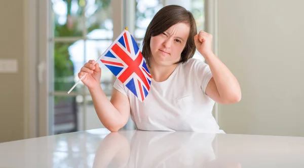 Downův Syndrom Žena Doma Drží Vlajka Naštvaný Frustrovaný Křik Hněvem — Stock fotografie