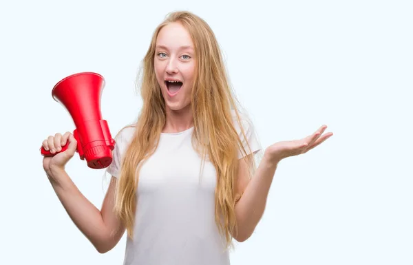 Blonde Tiener Vrouw Met Megafoon Erg Blij Opgewonden Winnaar Expressie — Stockfoto