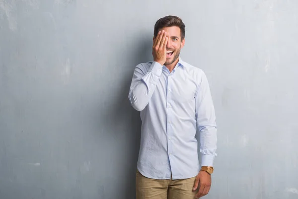 Joven Hombre Negocios Guapo Sobre Pared Gris Grunge Usando Camisa — Foto de Stock