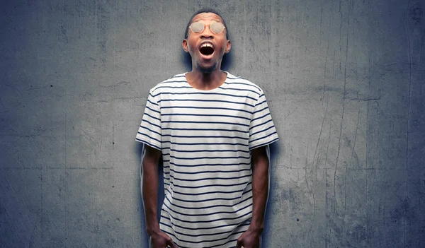 Hombre Negro Africano Con Gafas Sol Estresantes Aterrorizado Por Pánico — Foto de Stock