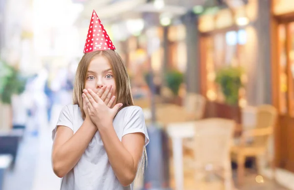 Menina Bonita Nova Usando Boné Aniversário Sobre Fundo Isolado Chocado — Fotografia de Stock