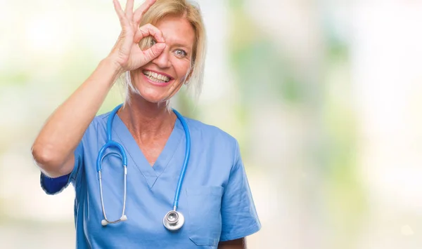 Blonde Krankenschwester Mittleren Alters Chirurg Ärztin Mit Isoliertem Hintergrund Tut — Stockfoto