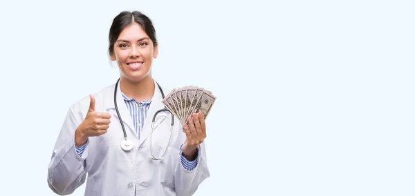 Junge Hispanische Ärztin Hält Dollars Glücklich Mit Breitem Lächeln Tut — Stockfoto