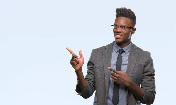 分離背景笑顔で側に つの手と指で指しているカメラ目線の上若いアフリカ系アメリカ人ビジネスマン — ストック写真