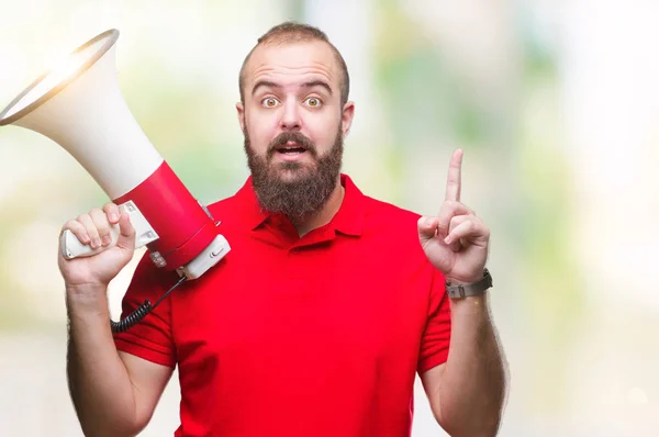 Junge Kaukasische Mann Schreit Durch Megafon Über Isolierten Hintergrund Überrascht — Stockfoto