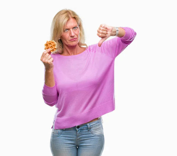 Wiek Średni Blond Kobieta Jedzenie Białym Tle Gniewną Twarz Wyświetlono — Zdjęcie stockowe