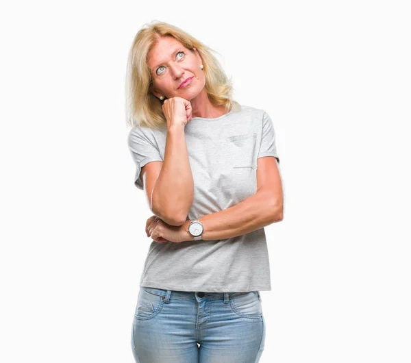 Middle Age Blonde Woman Isolated Background Hand Chin Thinking Question — Stock Photo, Image