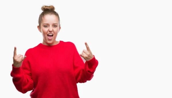 Mulher Loira Jovem Vestindo Coque Camisola Vermelha Gritando Com Expressão — Fotografia de Stock