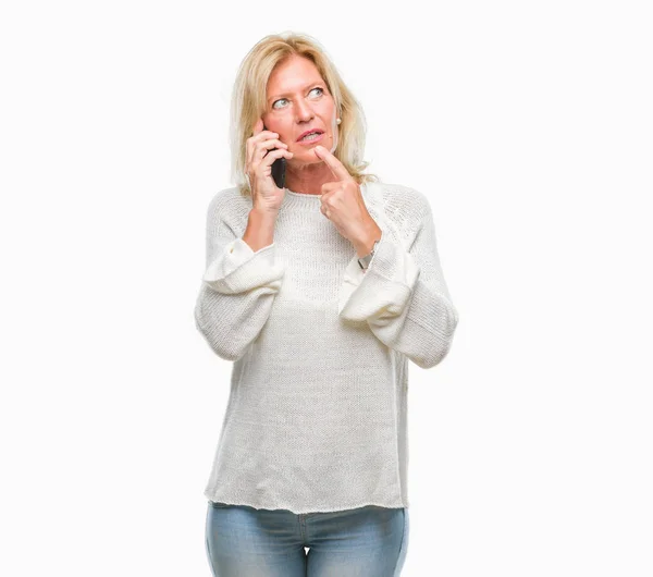 Mujer Rubia Mediana Edad Hablando Teléfono Inteligente Sobre Fondo Aislado — Foto de Stock