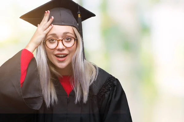 孤立した背景に間違い 頭に手驚き以上大学院制服を着て若いブロンドの女性は エラーを覚えています 忘れてしまった 悪い記憶の概念 — ストック写真