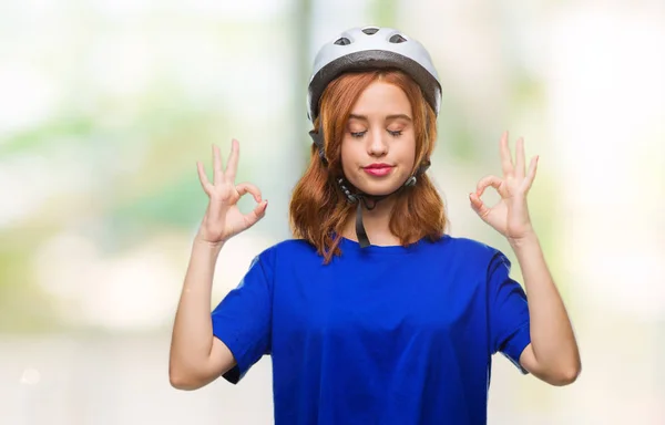 Junge Schöne Frau Mit Fahrradhelm Über Isoliertem Hintergrund Entspannen Und — Stockfoto