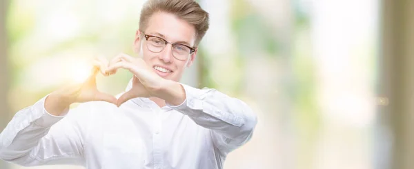 Joven Hombre Rubio Guapo Sonriendo Amor Mostrando Símbolo Del Corazón — Foto de Stock