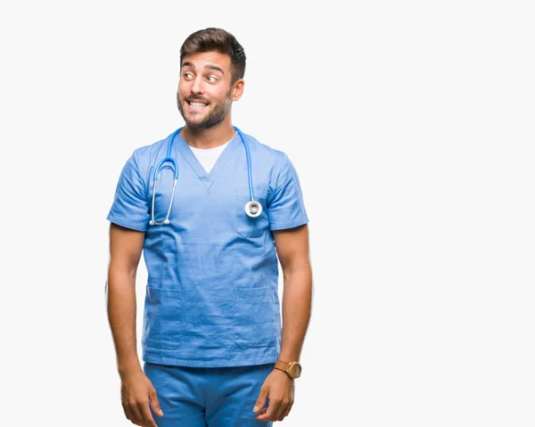 Jovem Bonito Médico Enfermeira Homem Sobre Isolado Fundo Sorrindo Olhando — Fotografia de Stock