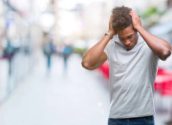 Homem Afro Americano Sobre Fundo Isolado Sofrendo Dor Cabeça Desesperada — Fotografia de Stock