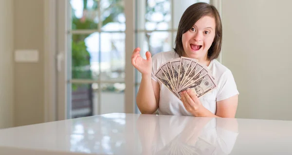 Σύνδρομο Γυναίκα Στο Σπίτι Κρατώντας Δολάρια Έκφραση Πολύ Χαρούμενος Και — Φωτογραφία Αρχείου