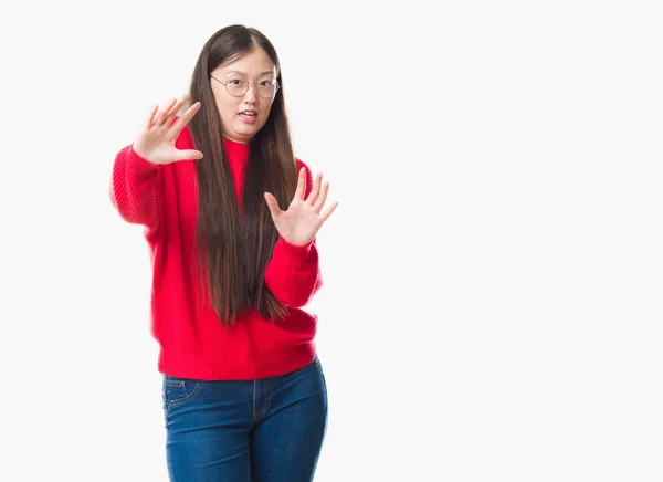 Jeune Femme Chinoise Sur Fond Isolé Portant Des Lunettes Effrayées — Photo