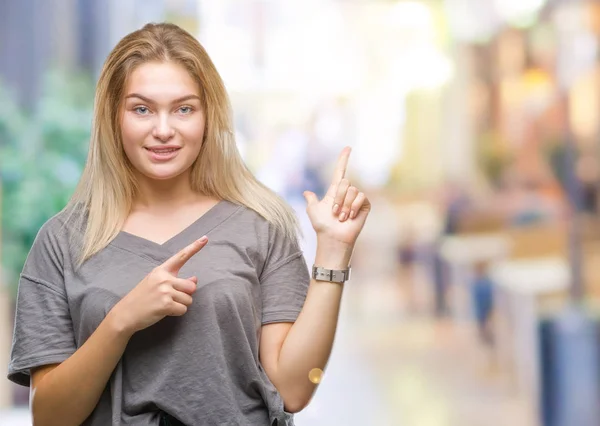 Joven Mujer Caucásica Sobre Fondo Aislado Sonriendo Mirando Cámara Apuntando — Foto de Stock