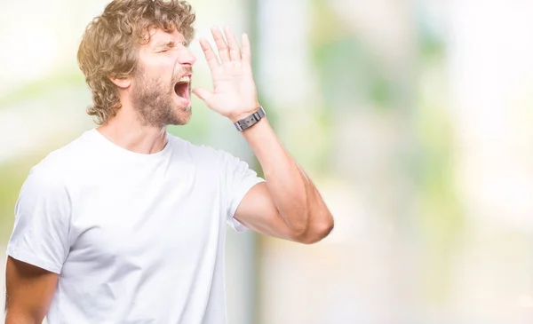 Knappe Spaanse Model Man Geïsoleerde Achtergrond Schreeuwen Schreeuwen Luid Naar — Stockfoto