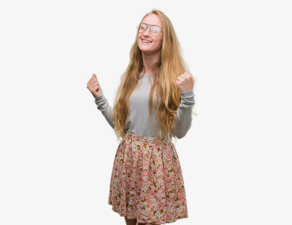 Blonde Teenagerin Mit Blumenrock Sehr Glücklich Und Aufgeregt Dabei Siegergeste — Stockfoto