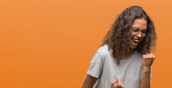 Mulher Hispânica Jovem Bonita Usando Óculos Muito Feliz Animado Fazendo — Fotografia de Stock