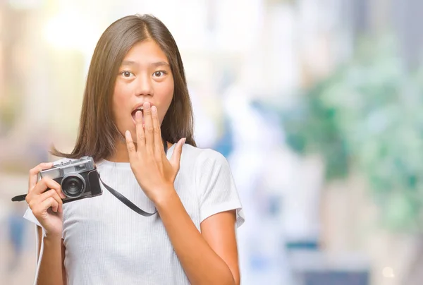 Молодая Азиатка Держащая Винтагерную Фотокамеру Изолированном Фоне Прикрывает Рот Рукой — стоковое фото