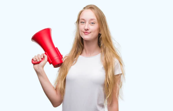 Blonde Tiener Vrouw Met Megafoon Met Een Blij Gezicht Permanent — Stockfoto