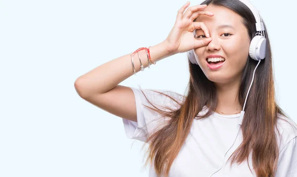 Junge Asiatische Frau Die Musik Hört Kopfhörer Trägt Isolierten Hintergrund — Stockfoto