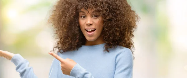 Mulher Afro Americana Vestindo Uma Camisola Espantada Sorrindo Para Câmera — Fotografia de Stock