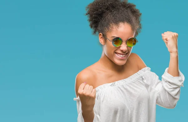 Mujer Afroamericana Joven Con Gafas Sol Sobre Fondo Aislado Muy — Foto de Stock