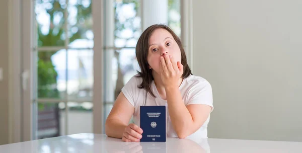 Синдром Дауна Жінка Вдома Холдингу Німецький Паспорт Покриття Рота Рукою — стокове фото