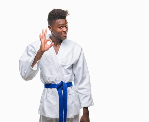 Unga Afroamerikanska Mannen Över Isolerade Bakgrunden Iklädd Kimono Leende Positiva — Stockfoto