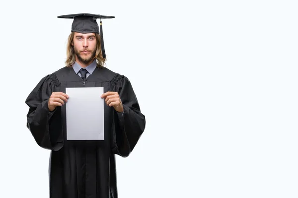 长头发的年轻英俊的毕业生拿着空白纸在隔绝的背景下以自信的表达对聪明的面孔认真思考 — 图库照片