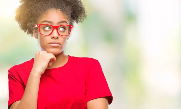 Jovem Afro Americana Vestindo Óculos Sobre Fundo Isolado Com Mão — Fotografia de Stock