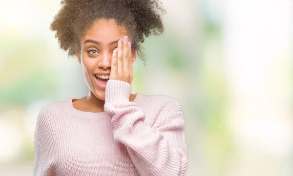 Jovem Afro Americana Vestindo Camisola Inverno Sobre Fundo Isolado Cobrindo — Fotografia de Stock