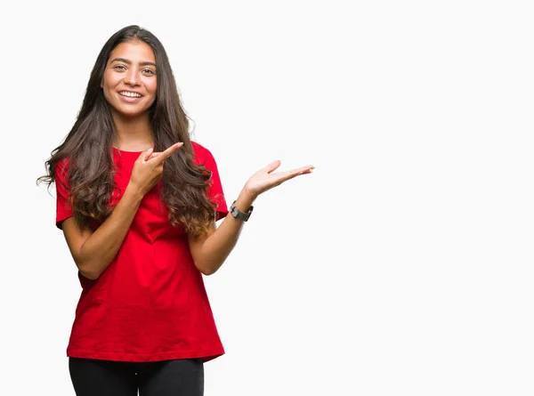 Jonge Mooie Arabische Vrouw Geïsoleerde Achtergrond Verbaasd Lachend Naar Camera — Stockfoto