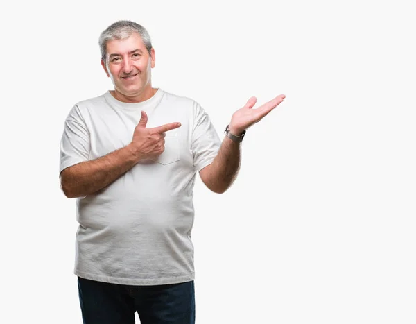 Bello Uomo Anziano Sfondo Isolato Stupito Sorridente Alla Fotocamera Mentre — Foto Stock