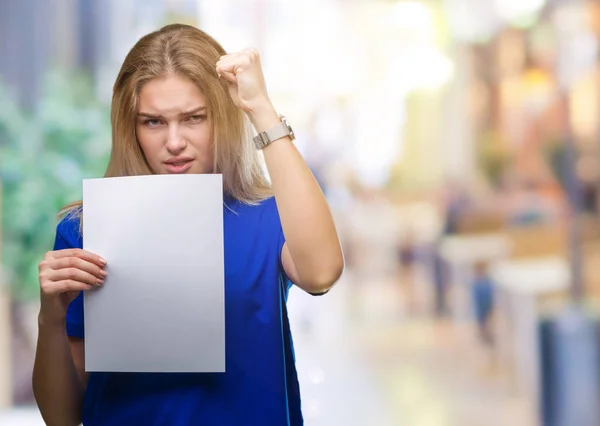 Junge Kaukasische Frau Mit Leerem Blatt Papier Vor Isoliertem Hintergrund — Stockfoto