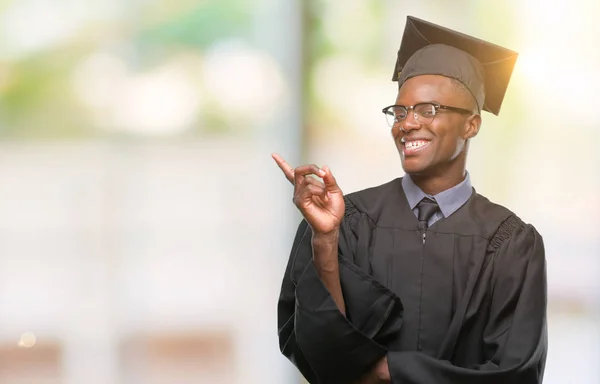 Jovem Graduado Afro Americano Sobre Fundo Isolado Com Grande Sorriso — Fotografia de Stock