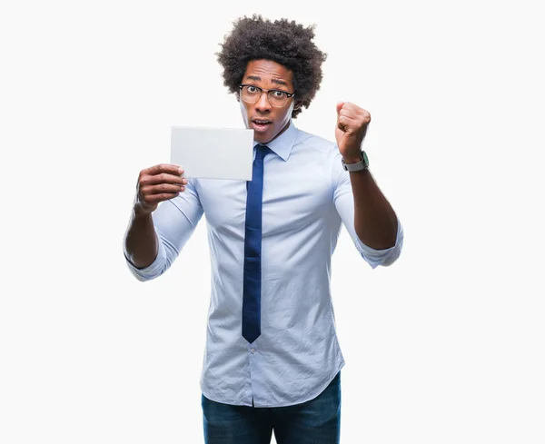 Afro Americano Segurando Cartão Branco Sobre Fundo Isolado Irritado Frustrado — Fotografia de Stock