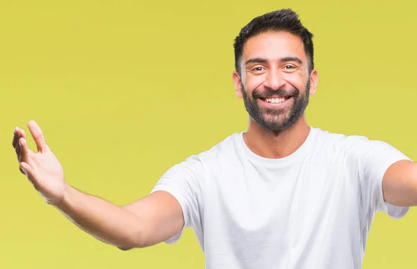成年西班牙裔男子在孤立的背景下看着相机张开双臂微笑拥抱 快乐的表达拥抱幸福 — 图库照片