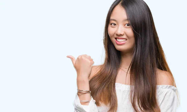 Genç Asyalı Kadın Arıyorum Başparmak Yanında Yukarıyı Mutlu Yüz Ile — Stok fotoğraf