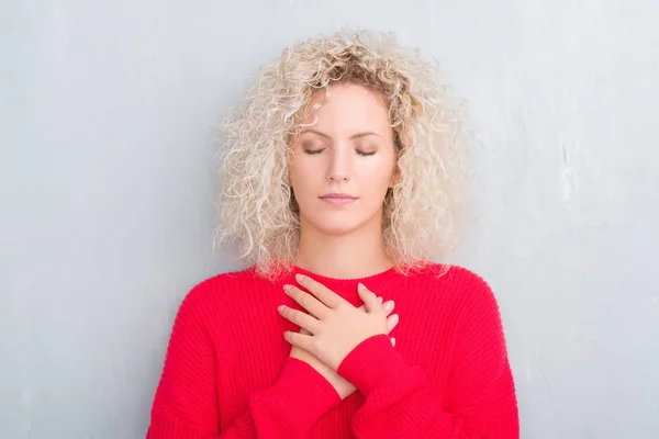 Jonge Blonde Vrouw Met Krullend Haar Grunge Grijze Achtergrond Glimlachend — Stockfoto