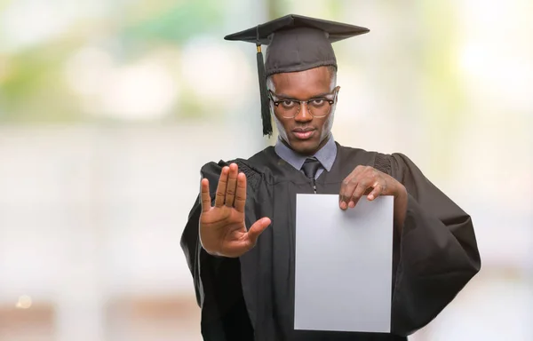 Jovem Graduado Americano Africano Segurando Papel Branco Grau Sobre Fundo — Fotografia de Stock
