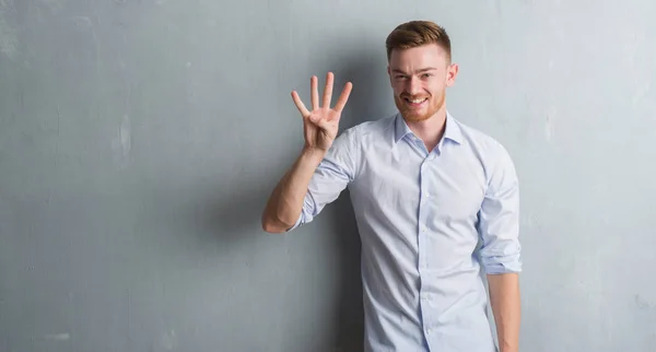 Jeune Homme Affaires Rousse Sur Mur Gris Grunge Montrant Pointant — Photo